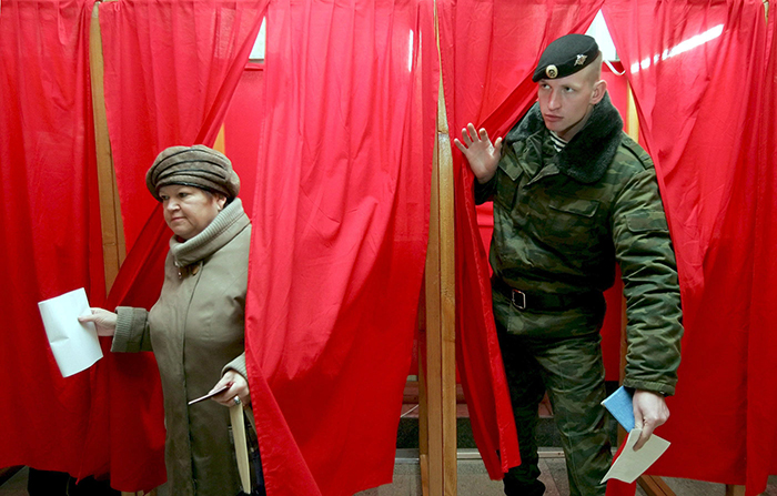Los policías y miembros de Guardia Nacional protegen la seguridad en elecciones en Rusia.