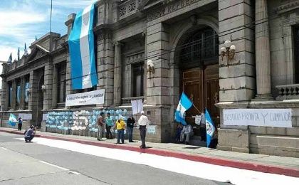 Organizaciones sociales guatemaltecas, incluidos grupos religiosos e indígenas, exigieron este domingo a las afueras del Congreso, la renuncia de Morales.
