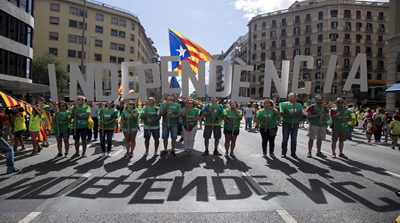 Los habitantes de Cataluña marchan hoy para celebrar la Diada y manifestar su desacuerdo por la suspensión del referendo por el TC.