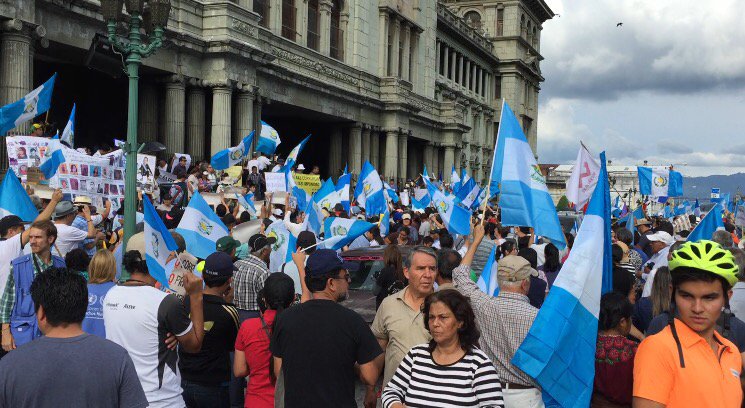 Centenares de personas han marchado para exigir la renuncia del presidente Jimmy Morales.