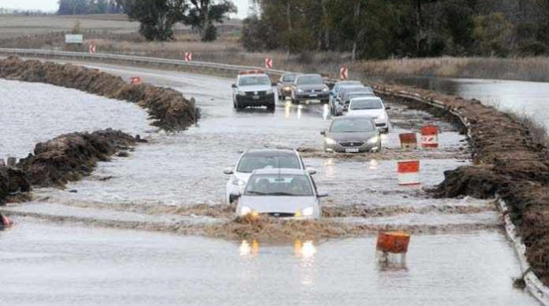 Varias vías también colapsaron. Expertos indicaron que la cantidad de lluvia caída en la zona, superó la media anual.