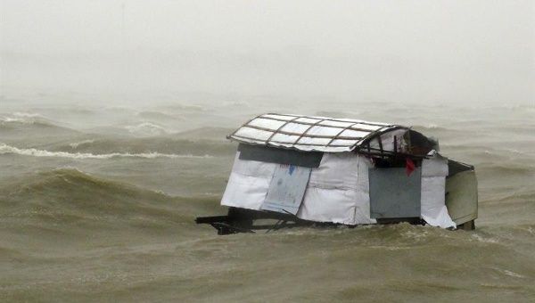  En las provincias de Ha Tinh, Quang Binh, Nghe An y Quang Tri evacuaron a unas 80.000 personas por causa del tifón Doksuri.