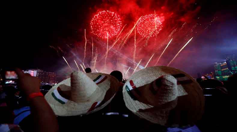 Con diversas vestimentas los mexicanos acudieron a la Plaza de la Constitución para gozar los fuegos artificiales.
