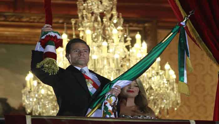 Enrique Peña Nieto en compañía de la primera dama Angélica Rivera.