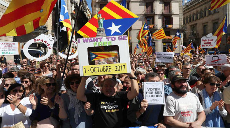 Los catalanes que apoyan el referendo se acercaron a la plaza Sant Jaume para dar su respaldo a los funcionarios que han sido sometidos a una investigación por el Gobierno de Mariano Rajoy. 