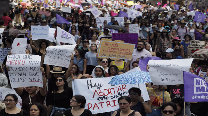 "Ni una asesinada más" fue la consigna de la marcha en repudio a las mil de agresiones que a diario se registran en México contra las mujeres.