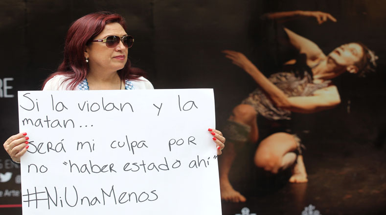 Una mujer sostenía una pancarta que decía: "Si la violan y la matan... será mi culpa por no haber estado ahí".  