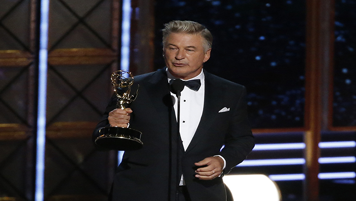 Alec Baldwin recibió un premio Emmy como mejor actor de reparto por su representación de Donald Trump en SNL.