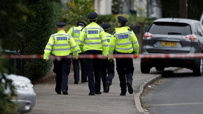 La policía sigue registrando una propiedad comercial en Hounslow y otros dos emplazamientos en Surrey, en el sureste de Inglaterra. 