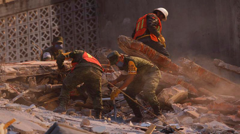 Durante la madrugada del 20 de septiembre continuaron las intensas labores de rescate buscando víctimas entre escombros.
