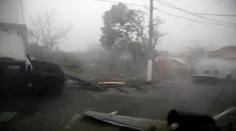 El gobernador de la isla, Ricardo Rosselló solicitó al presidente de EE.UU., Donald Trump, que declare la isla zona de emergencia tras el impacto de este huracán de categoría cuatro.