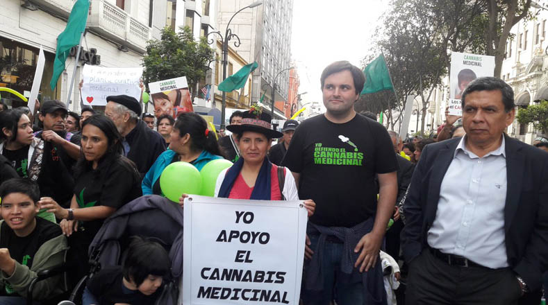 Entre las personas que se movilizaban se encontraban congresista peruanos, que expresaron con pancartas "yo apoyo al cannabis medicinal".