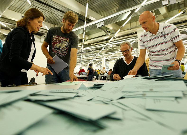 Personas votan en las elecciones generales en Múnich, Alemania.