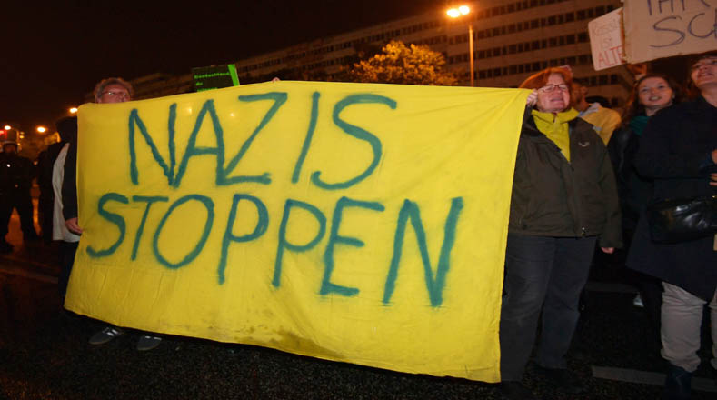 Al grito de "¡Todo Berlín odia a los nazis!", "¡Nazis fuera!" o "¡el racismo no es una alternativa!", los manifestantes, jóvenes en su mayoría, mostraron su molestia