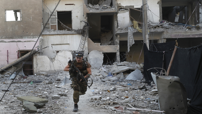 Combatiente de las Fuerzas Democráticas Sirias, que son apoyadas por EE.UU. en su afán de derrocar al presidente al-Assad.