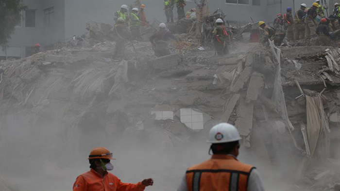 El número de víctimas fatales del terremoto en el centro de México supera las 300.