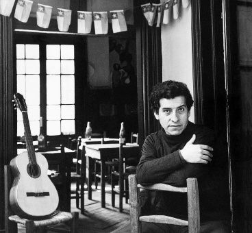 Su último poema “Somos cinco mil”, fue escrito mientras se encontraba prisionero por la dictadura. Allí, Víctor Jara escribió 