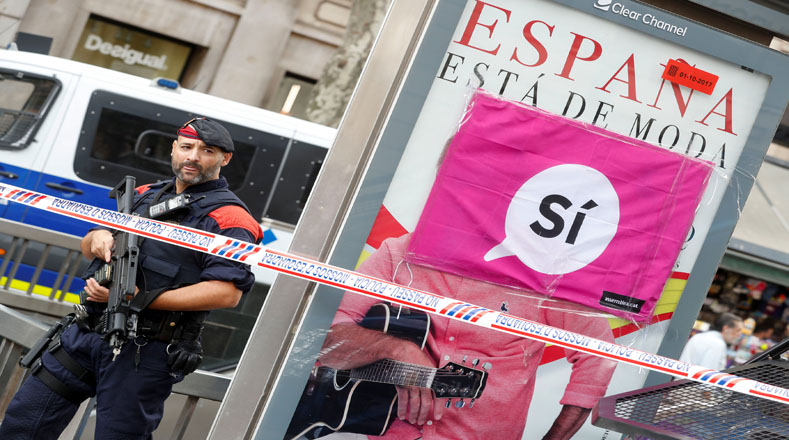 Operativos de seguridad se han llevado a cabo en Cataluña para cerrar los centros de votación. Más de 1.300 fueron clausurados. 