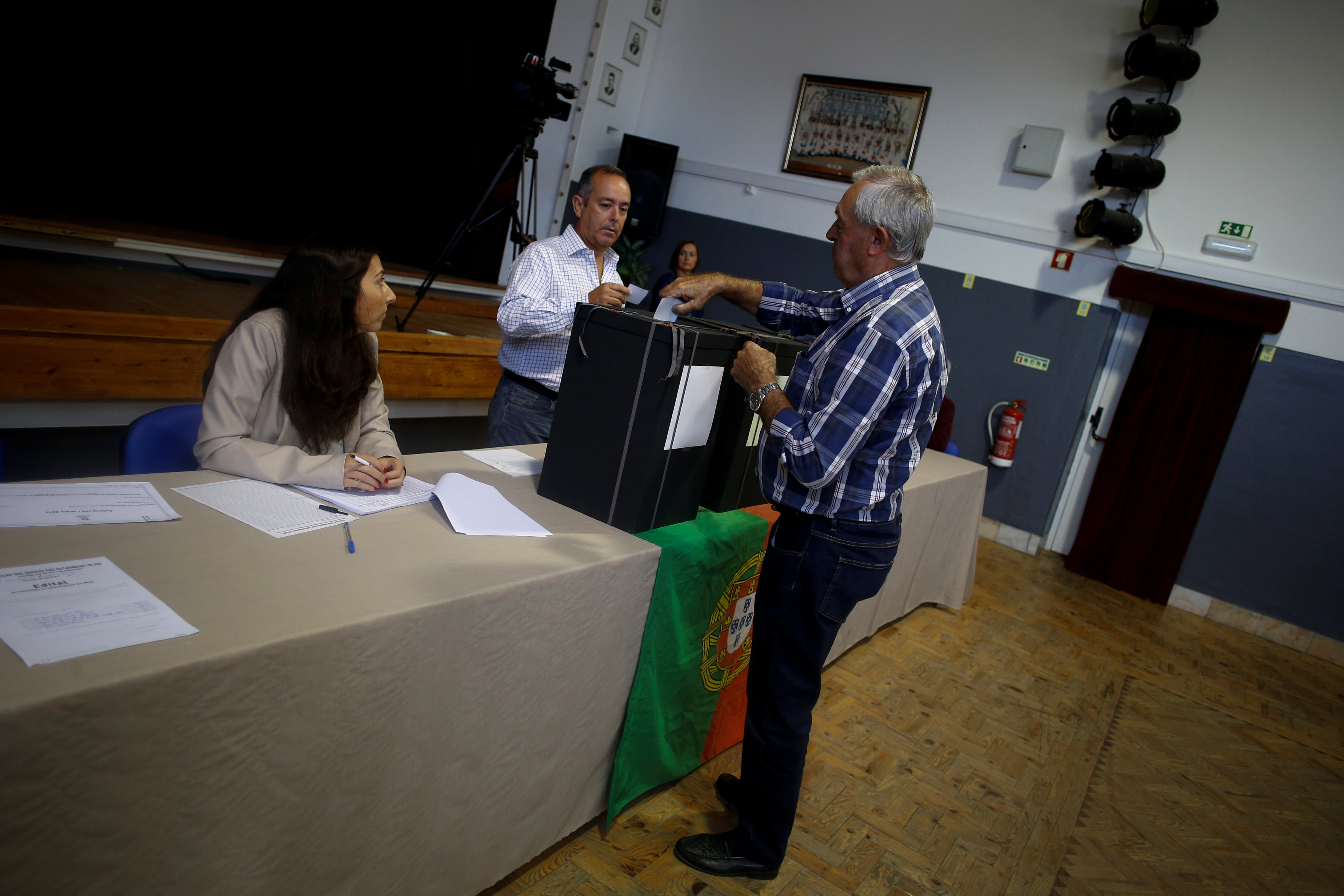 La participación en las elecciones municipales de este domingo en Portugal subió ligeramente hasta el 44,39 por ciento a las 15H00 GMT.