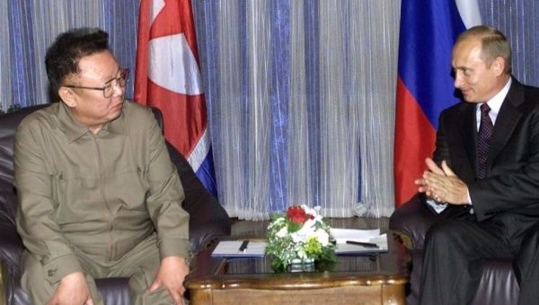 Late North Korean leader Kim Jong-Il (L) and Russian President Vladimir Putin (R) in 2001.