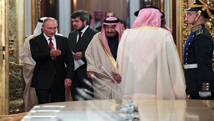El presidente ruso (i) el jueves junto al rey saudí (d) en el Kremlin.