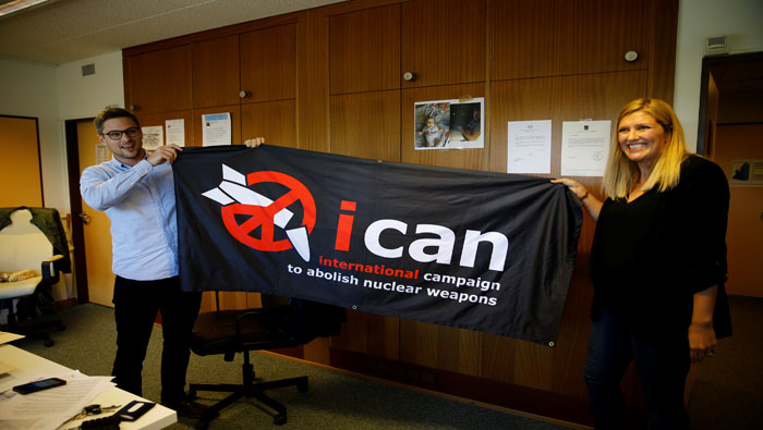Responsables del ICAN celebran por el premio.
