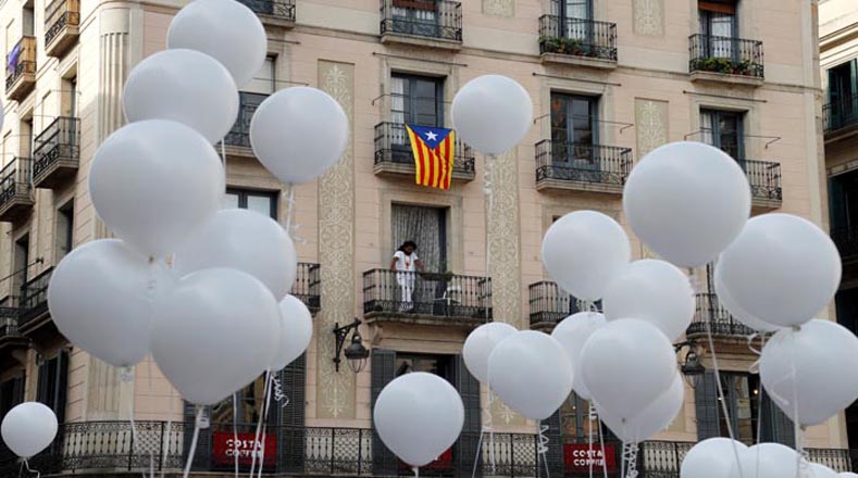La manifestación celebrada en Valencia reunió a centenares de personas en las puertas del ayuntamiento de la capital, también para hacer un llamamiento por la paz y el diálogo con ropa, guantes y globos blancos y sin ningún tipo de bandera.