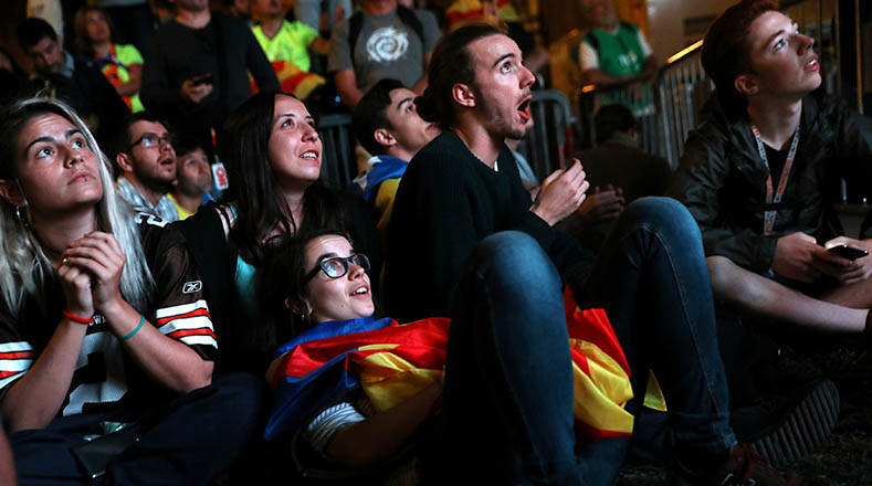 Expectantes y llenos de esperanzas. Así esperaban miles de catalanes la declaración de la independencia.