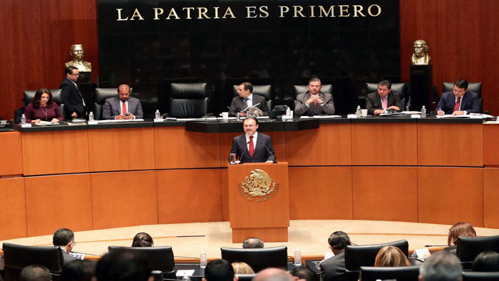 Luis Videgaray (c) compareció el martes en el Senado mexicano.