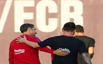El entrenador culé, Ernesto Valverde (i) saluda al delantero Lionel Messi (d).