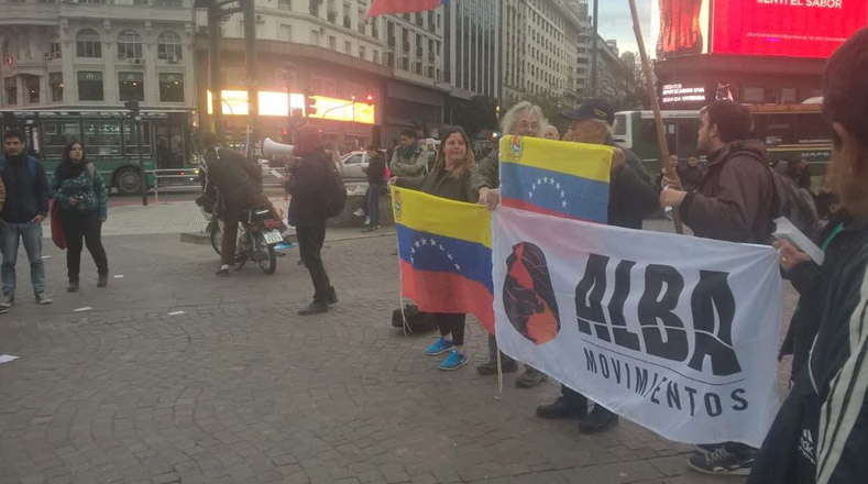 Miembros de Alba Movimiento realizaron este viernes un banderazo en honor al pueblo venezolano que ejercerá su derecho al voto este domingo. 