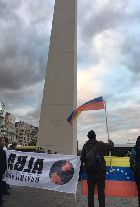 Frente al Obelisco, ubicado en la capital argentina, se concentraron los integrantes del movimiento para entregar volantes a los transeúntes.