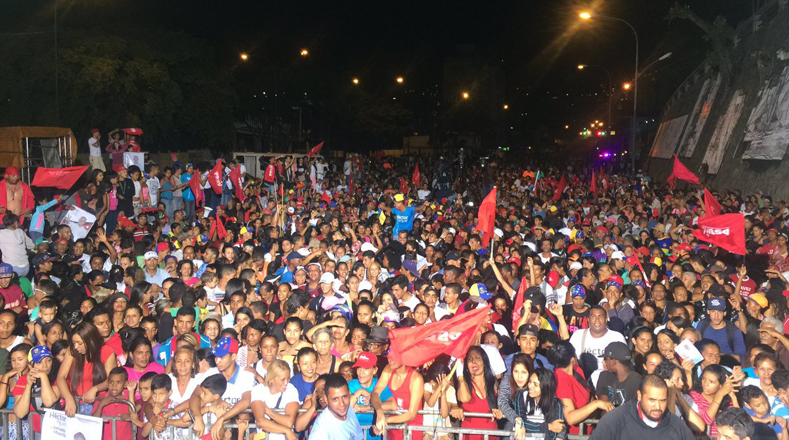 Desde el muro de Petare se concentraron miles de personas para festejar el triunfo del candidato Héctor Rodríguez, ahora nuevo gobernador de Miranda. 