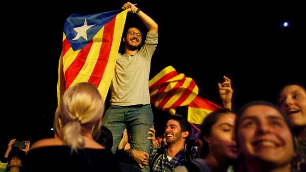 El Gobierno catalán aboga por continuar con la "resistencia pacífica" de la ciudadanía ante los edificios simbólicos de la región, lo que podría dar lugar a represiones policiales similares a las del 1 de octubre.