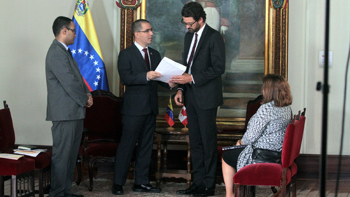 Nicolás Maduro decidió llamar a consultas el representante diplomático de Venezuela en Canadá, Wilmer Barrientos.