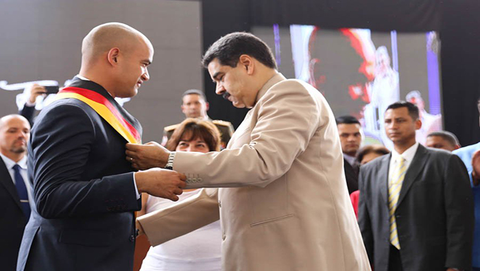 El presidente Maduro (d) juramentó al nuevo gobernador del estado Miranda, Héctor Rodríguez (i).