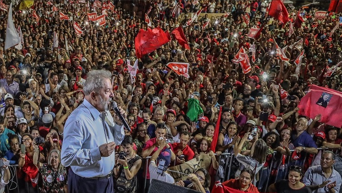 Lula estuvo acompañado por la presidenta constitucional Dilma Rousseff, destituida mediante un golpe parlamentario.