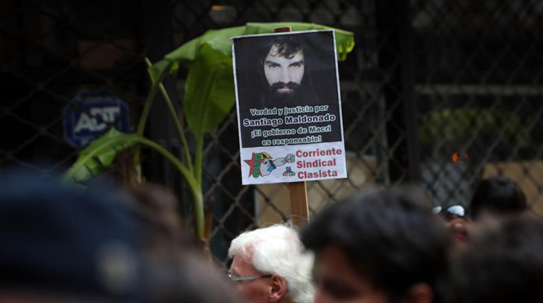 Representantes de las organizaciones exigieron conocer "cada uno de los responsables del asesinato de Santiago y de su encubrimiento", según la proclama leída durante la concentración.