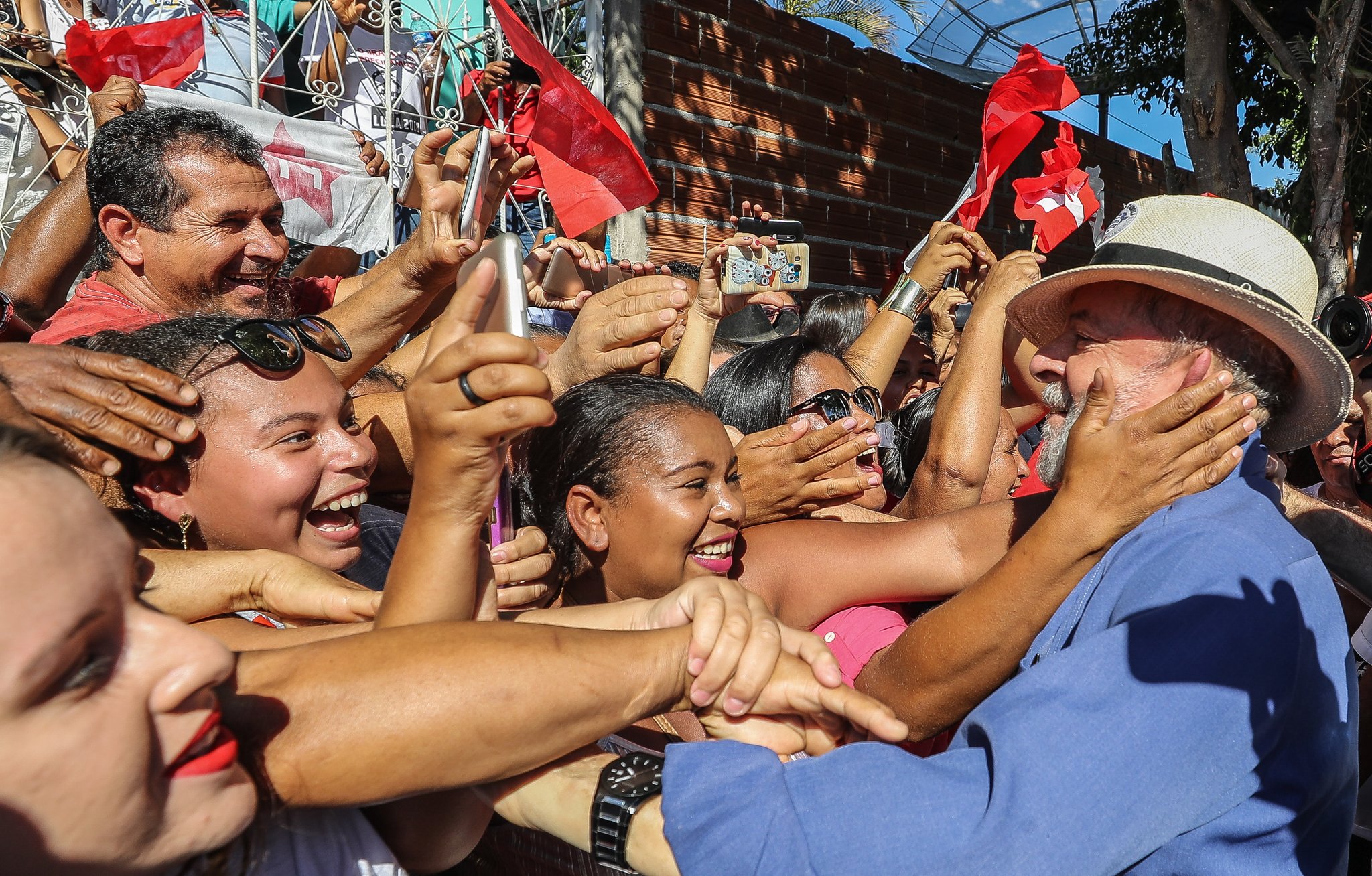 El expresidente Lula fue recibido por una multitud.