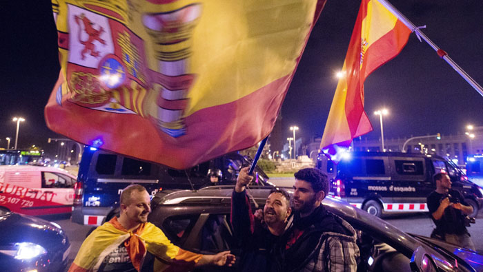 El partido socialista fijó su posición opuesta al Gobierno de Rajoy pero aseguró que frente al asalto del independentismo sabrá dónde estar.