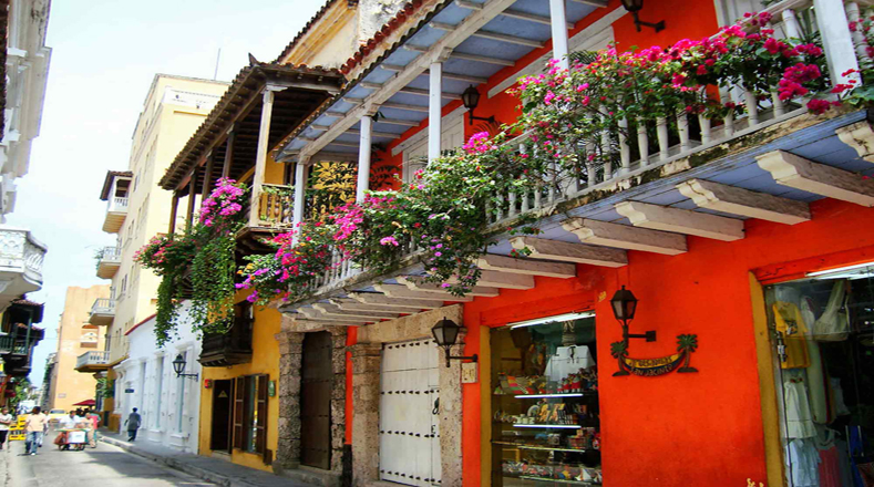 Varios sitios de viaje catalogaron a Cartagena, en Colombia, como la ciudad más colorida de nuestra América Latina. Los llamativos tonos de sus calles, sus murallas y baluartes, intentan emular los colores del cielo, de sus playas y del verdor natural de sus alrededores.