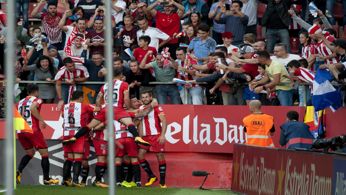 Los jugadores del Girona al celebrar su primer gol en el estadio Montilivi.