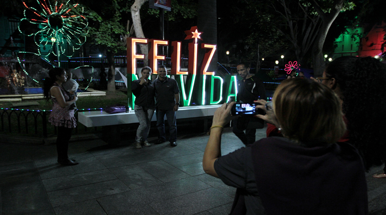 Algunos venezolanos ya han acudido a tomarse fotos en la Plaza Bolívar.