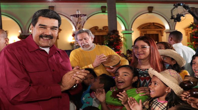 "Encender la navidad y la felicidad navideña desde este mes de noviembre y hasta diciembre, con una gran fiesta, y que suene la gaita, las maracas y el tambor", expresó Maduro (i).