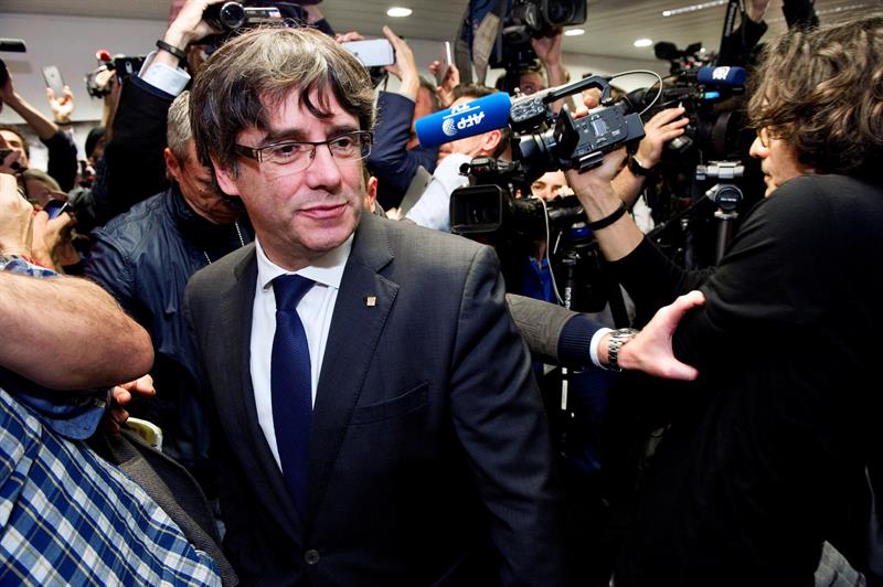 La posible orden de detención contra Puigdemont cumpliría principalmente su extradición.