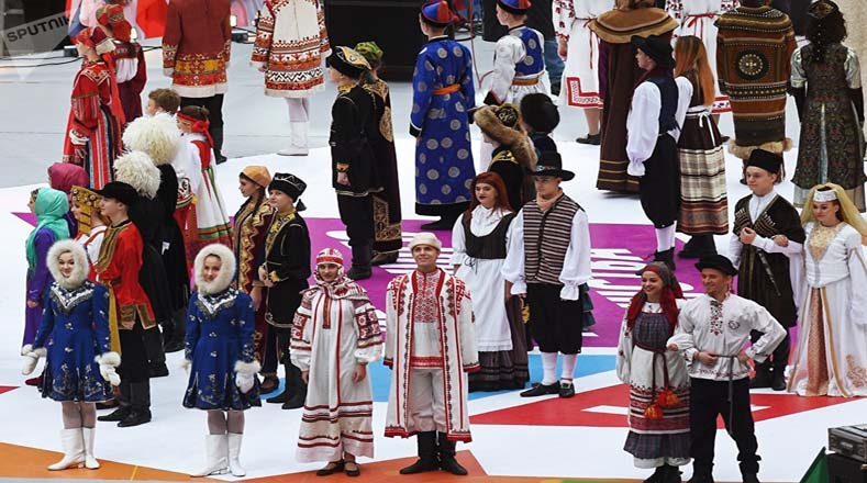 Los artistas vistieron con trajes típicos regionales durante la celebración en el estadio Luzhnikí de Moscú.