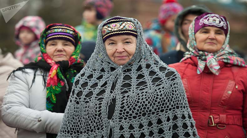 Las mujeres tártaras también salieron a las calles de Rusia para demostrar que las tradiciones se mantienen en el país. 