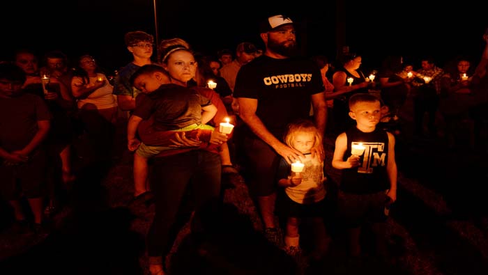 Un grupo de personas participa en una vigilia después de que un hombre armado matara 26 personas en iglesia Sutherland Springs, Texas.