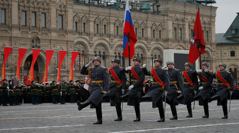 El 7 de noviembre de 1941 en plena lucha contra las tropas de la Alemania nazi, Moscú acogió un desfile militar en honor del 24° aniversario de la Revolución de Octubre.
