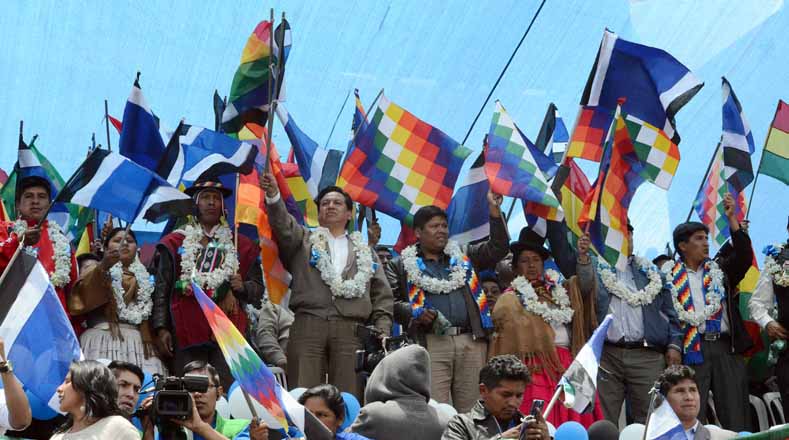 Con banderas de Bolivia y proclamas a favor del mandatario indígena, el pueblo boliviano ratificó su apoyo a Morales, quien ha garantizado obras de infraestructura, programas sociales y estabilidad económica.